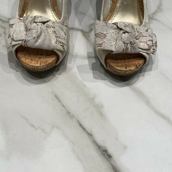 Christian Siriano | Beige Lace Floral Heel 8 - Picture 6 of 11